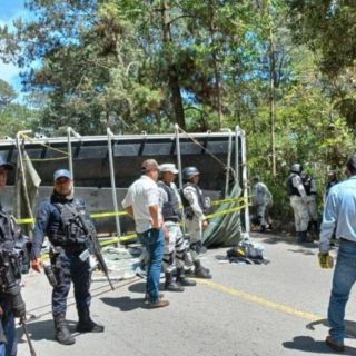 Muere guardia nacional en volcadura; hay 14 heridos, en Oaxaca
