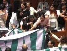 Legisladores tomaron la tribuna y repartieron manotazos. ESPECIAL