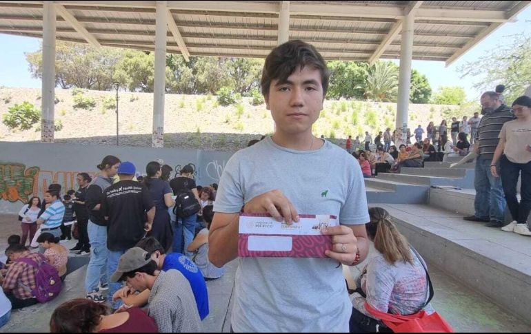 Cientos de jóvenes se dieron cita a la Antigua Penal de Oblatos para recoger su plástico. EL INFORMADOR/E. Zamudio