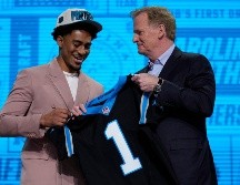 Bryce Young (izq.) será el nuevo quarterback titular de los Panthers, que ahora están bajo el mando de un nuevo entrenador en la figura de Frank Reich. AP/J. Roberson