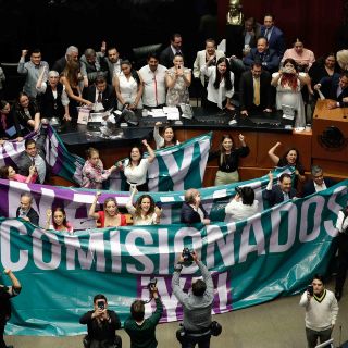 Tras tomar la tribuna, senadores de oposición acampan en el pleno