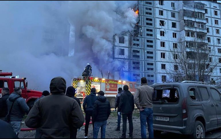 Un misil impactó en un bloque de nueve plantas en la ciudad de Umán, destruyéndolo en parte, mientras que diez edificios de apartamentos sufrieron daños. AP/Policía Nacional de Ucrania
