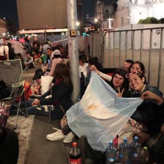 Así acampan los fanáticos de Rosalía en el Zócalo (FOTOS)