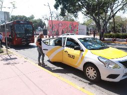 Usuarios se ven obligados a tomar taxi para llegar a tiempo a la escuela o al empleo, lo que afecta su economía ante el elevado costo del servicio. EL INFORMADOR/C. Zepeda