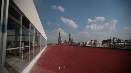 La terraza en el quinto piso del Mercado Corona ofrece una vista a la Catedral Metropolitana y otros puntos privilegiados de la ciudad. EL INFORMADOR/ ARCHIVO