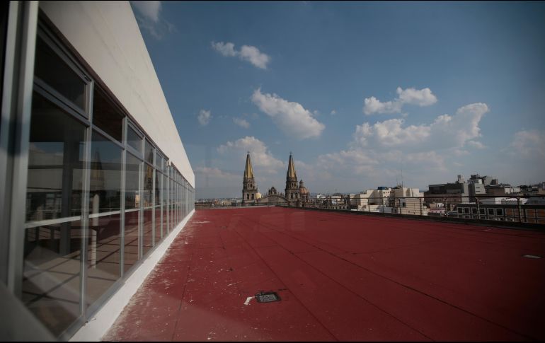 La terraza en el quinto piso del Mercado Corona ofrece una vista a la Catedral Metropolitana y otros puntos privilegiados de la ciudad. EL INFORMADOR/ ARCHIVO