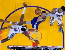 Los Kings limitaron a los Warriors, que querían liquidar la serie jugando frente a su público. Todo se define mañana. AP/G. Vásquez