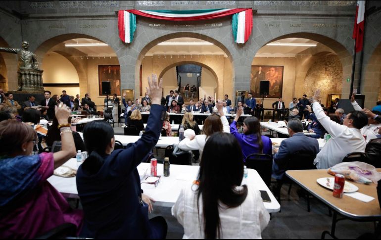 La Ley de Ciencia fue uno de los 18 dictámenes que se aprobaron fast track y sin debate durante la noche en la sede alterna de Xicoténcatl, donde únicamente estuvieron presentes senadores de Morena y aliados. EFE / Cámara de Senadores