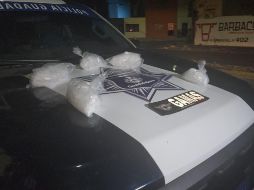 Se encontraron cinco bolsas que contenían alrededor de dos kilos de las presuntas metanfetaminas, por lo que los dos sujetos fueron detenidos. ESPECIAL / Policía de Guadalajara