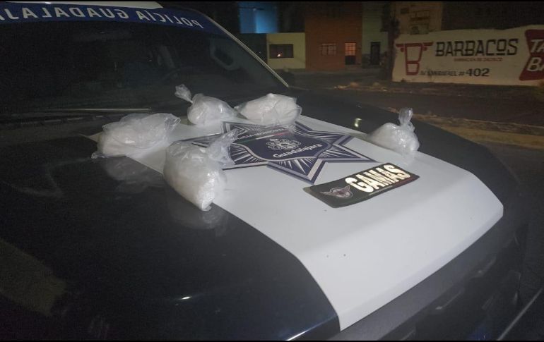 Se encontraron cinco bolsas que contenían alrededor de dos kilos de las presuntas metanfetaminas, por lo que los dos sujetos fueron detenidos. ESPECIAL / Policía de Guadalajara