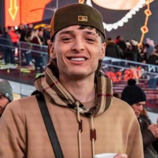 Peso Pluma toma celular de fan y lo comparan con Bad Bunny