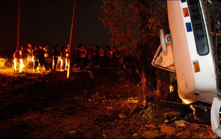 El vehículo salió de la carretera y terminó por caer a un barranco. EFE/Archivo