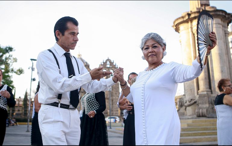 Juan Pedro Trujillo y Claudia Velázquez encontraron en el danzón un estilo de vida. EL INFORMADOR/C. Zepeda