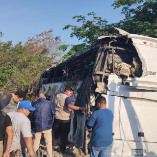 Dan a conocer la lista de lesionados por volcadura de camión en Carretera a Vallarta