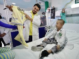 Durante unos minutos, Henry Martín pudo platicar con Braulio y regalarle una camiseta. ESPECIAL/IMSS