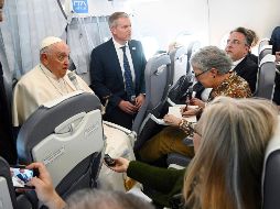 El Papa Francisco habló con periodistas en el avión papal cuando regresaba al Vaticano de una visita a Hungría. AP/V. Pinto