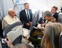 El Papa Francisco habló con periodistas en el avión papal cuando regresaba al Vaticano de una visita a Hungría. AP/V. Pinto