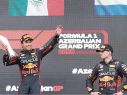 El piloto tapatío, Sergio “Checo” Pérez sigue en plan grande y ha firmado el que quizá sea su mejor fin de semana en 13 años de carrera en la Fórmula Uno. Luego de ganar la carrera sprint del sábado, ayer hizo lo propio y terminó por llevarse el triunfo en el Gran Premio de Azerbaiyán que se corre en el circuito callejero de Bakú. Desde la largada, en donde arrancó en tercer lugar, “Checo” se fue con todo buscando tomar la punta que tenía Charles Leclerc, pero no por mucho tiempo. Primero Max Verstappen y luego el propio mexicano le dieron alcance al monegasco. Un safety car en los inicios de la competencia por un percance de Nyck de Vries hizo que las estrategias se hicieran presentes, en donde Red Bull cometió el error de llamar a pits al neerlandés antes de que el auto de seguridad apareciera; sin embargo, con “Checo” Pérez fue diferente y lo hicieron a la perfección, tomando la punta de la carrera, misma que ya no soltaría más después de que la tomara a 39 vueltas del final. “Estoy metido definitivamente en la lucha por el título; no sólo por Bakú. Creo que puedo ser bueno en cualquier lugar esta temporada y ahora mismo ya estoy pensando en Miami”, compartió el tapatío. Con este triunfo, Pérez llega a seis victorias en la Fórmula Uno, de las cuales cinco han sido en circuitos callejeros: Bakú en dos ocasiones, Mónaco, Singapur y Arabia Saudita. EFE