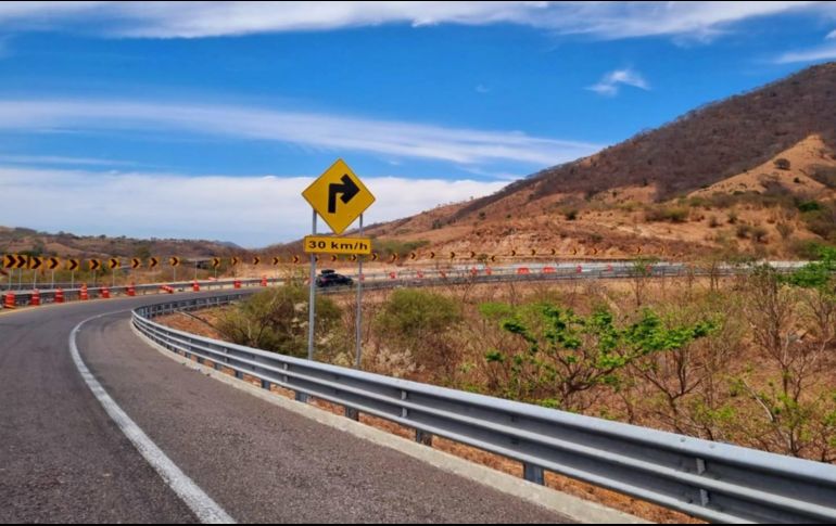 La naturaleza del camino hace que esta curva en la vía corta a Puerto Vallarta sea un punto peligroso donde ya se han registrado varios accidentes. EL INFORMADOR / ARCHIVO