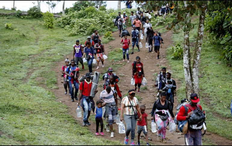 Migrantes haitianos en su camino hacia Panamá por el Tapón del Darién, en Acandi, Colombia. ARCHIVO/EFE