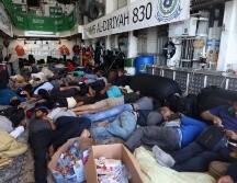 Evacuados descansan a bordo de un buque naval saudita mientras viaja de Puerto Sudán a Yeda. AFP