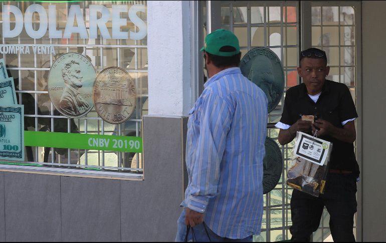 Personas acuden a casas de cambio el 5 de marzo de 2023, en Ciudad Juárez, Chihuahua. EFE/ARCHIVO