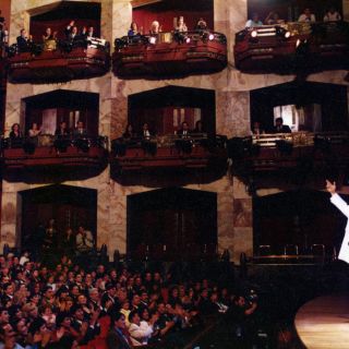 Juan Gabriel "aparece" en la "mañanera" de López Obrador (VIDEO)