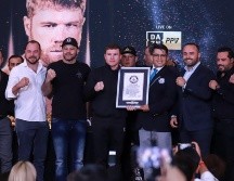 Entre aplausos, los hermanos Álvarez Barragán pasaron a recoger su reconocimiento. EL INFORMADOR/C. Zepeda