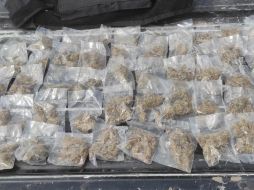 En el sitio, los hombres dejaron abandonada una mochila en la que se localizó un chaleco táctico, 219 envoltorios con material granulado correspondiente al cristal, así como 55 empaques de marihuana. ESPECIAL