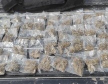 En el sitio, los hombres dejaron abandonada una mochila en la que se localizó un chaleco táctico, 219 envoltorios con material granulado correspondiente al cristal, así como 55 empaques de marihuana. ESPECIAL
