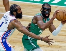 Jaylen Brown (der.) fue el líder de unos Celtics que controlaron cada aspecto del juego ante los 76ers. EFE/C. Gunther