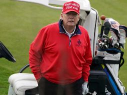 Después de jugar al golf con su hijo Eric, Donald Trump emitió declaraciones a los periodistas. AP/A. Milligan