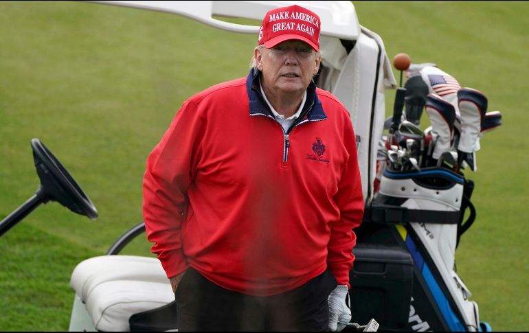 Después de jugar al golf con su hijo Eric, Donald Trump emitió declaraciones a los periodistas. AP/A. Milligan