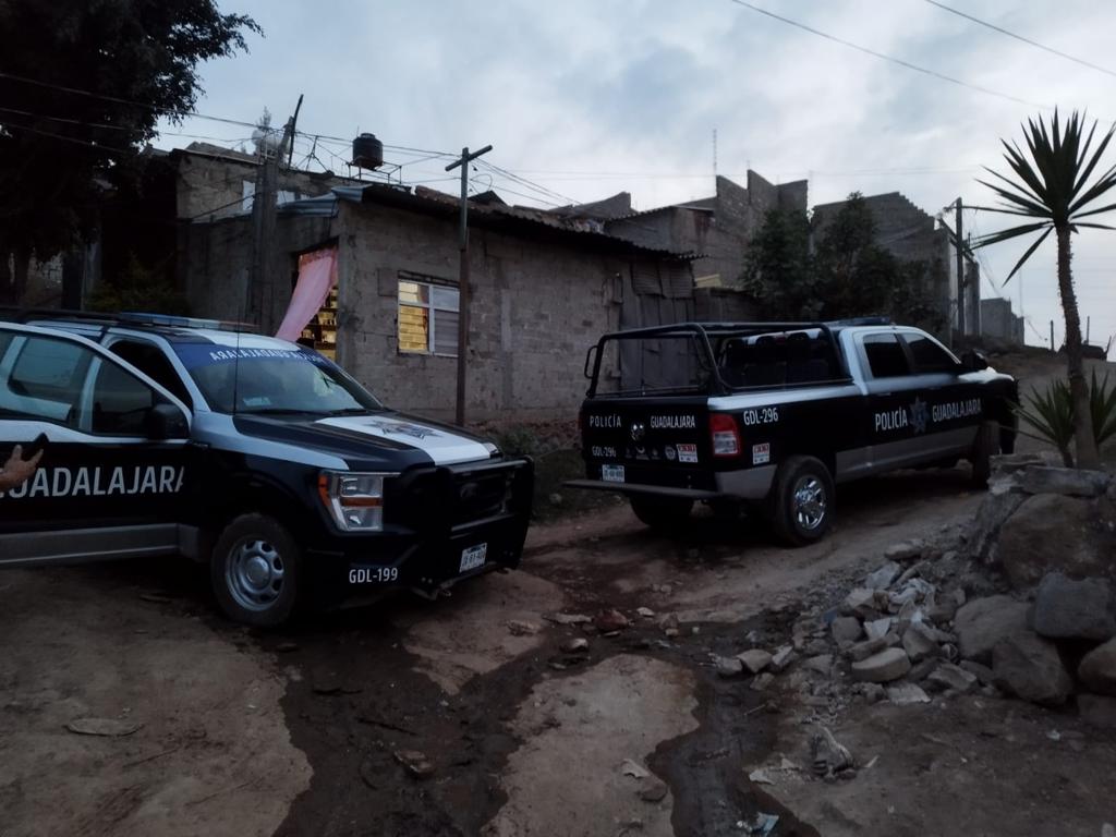 Los detenidos dijeron llamarse Juan Jaime “N”, de 23 años y Osvaldo “N”, de 28, y junto con el menor, fueron llevados ante el Ministerio Público. ESPECIAL/  Policía GDL