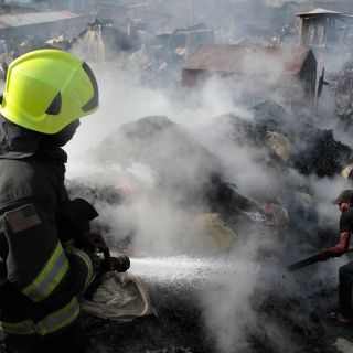 Incendio consume mercado callejero en Haití y provoca pánico en vendedores
