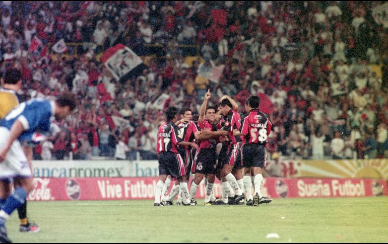 Se vivirá una nueva edición de la rivalidad entre equipos que esperaron muchos años ser campeones, y aunque el contexto sea otro, seguidores de Atlas y Cruz Azul esperan que al menos las emociones se repitan. EL INFORMADOR / ARCHIVO