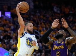 Stephen Curry y Klay Thompson lucieron para ayudar a los Warriors a imponer récord como el equipo con más triples (42) en los primeros dos juegos de una serie de playoffs. AP/G. Vásquez