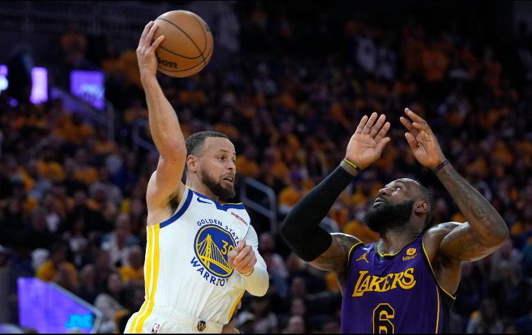 Stephen Curry y Klay Thompson lucieron para ayudar a los Warriors a imponer récord como el equipo con más triples (42) en los primeros dos juegos de una serie de playoffs. AP/G. Vásquez