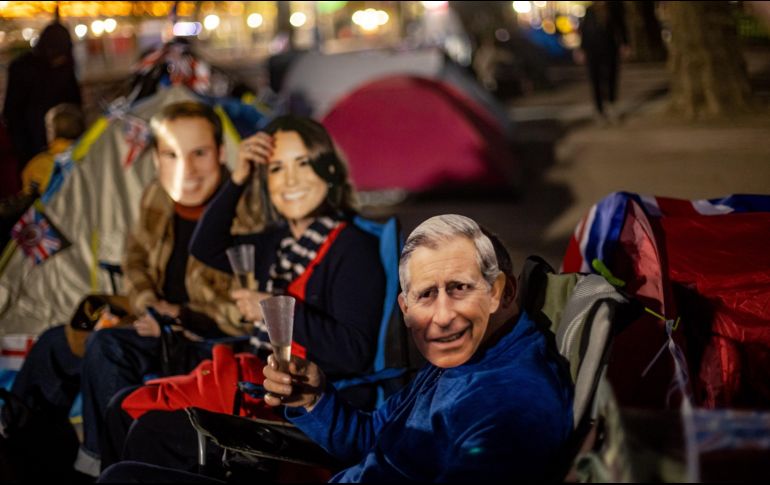 Fanáticos de la monarquía seguirán la coronación de Carlos III este sábado 6 de mayo. EFE / M. Divisek