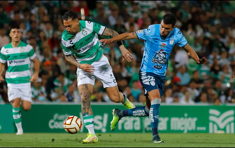 Javier Correa (Santos) y Gustavo Cabral (Pachuca), durante el partido de la jornada 14 del Clausura 2023. IMAGO 7