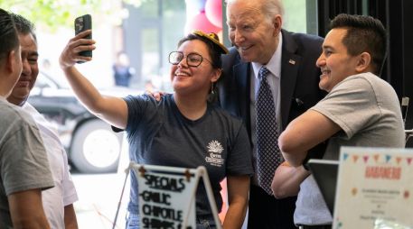 Joe Biden se tomó fotos con los empleados del restaurante Habaneros, en Washington DC. AFP