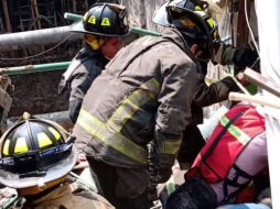 Los bomberos llegaron para atender a los trabajadores. ESPECIAL
