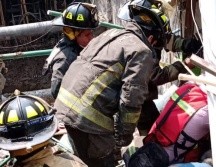 Los bomberos llegaron para atender a los trabajadores. ESPECIAL