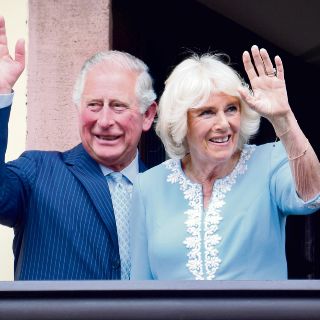 Carlos III es coronado bajo el peso de la leyenda