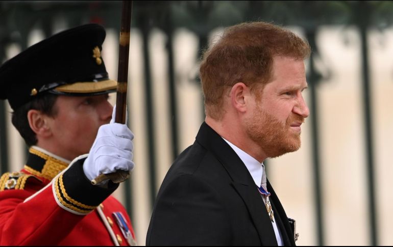 El príncipe Enrique viajó desde Los Ángeles (EU), donde reside con su familia, pero sin su esposa, Meghan, ni sus dos hijos, los príncipes Archie y Lilibet. EFE / N. Hall