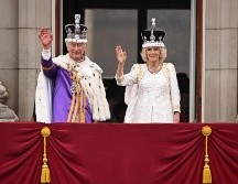 Carlos III y la reina Camila salieron el sábado al balcón del Palacio de Buckingham para saludar a las decenas de miles de personas allí congregadas para celebrar su coronación. AFP / O. Scarff