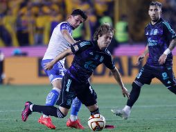 Luis García (Puebla) y Sebastián Córdova (Tigres), durante el partido de la jornada 16 del torneo Clausura 2023. IMAGO 7