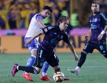 Luis García (Puebla) y Sebastián Córdova (Tigres), durante el partido de la jornada 16 del torneo Clausura 2023. IMAGO 7