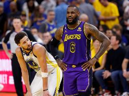 Klay Thompson (Warriors) y LeBron James (Lakers) en el Juego 2 de las Semifinales de Conferencia de la NBA. EFE