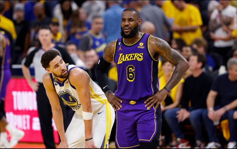 Klay Thompson (Warriors) y LeBron James (Lakers) en el Juego 2 de las Semifinales de Conferencia de la NBA. EFE